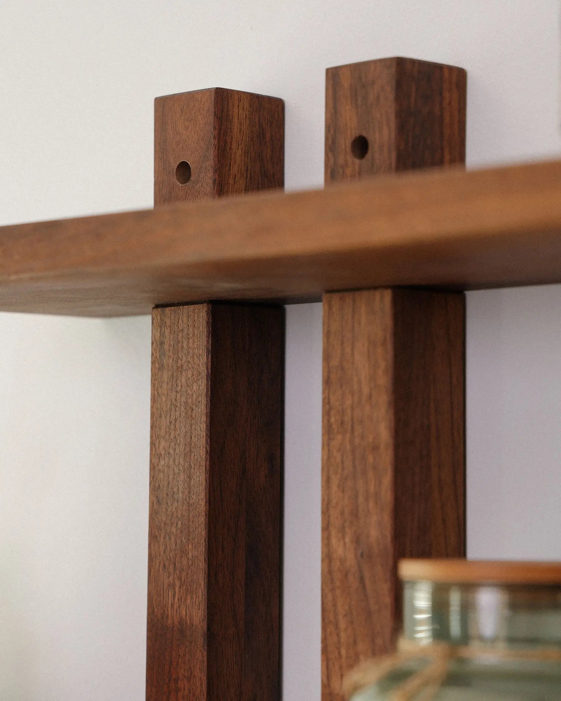 Modular Wall Shelf – Adjustable Floating Shelf in Oak or Walnut